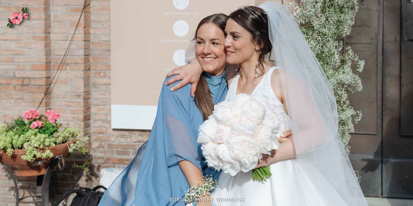 Damigella-donore-o-testimone-della-sposa_Matrimoni-con-laccento Sposa che abbraccia la sua testimone di nozze