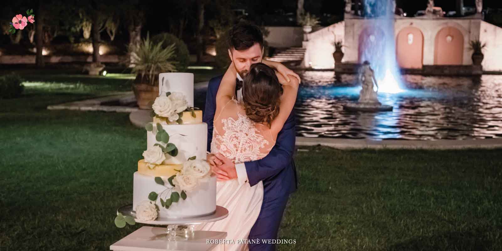 Sposi che si baciano al taglio torta
