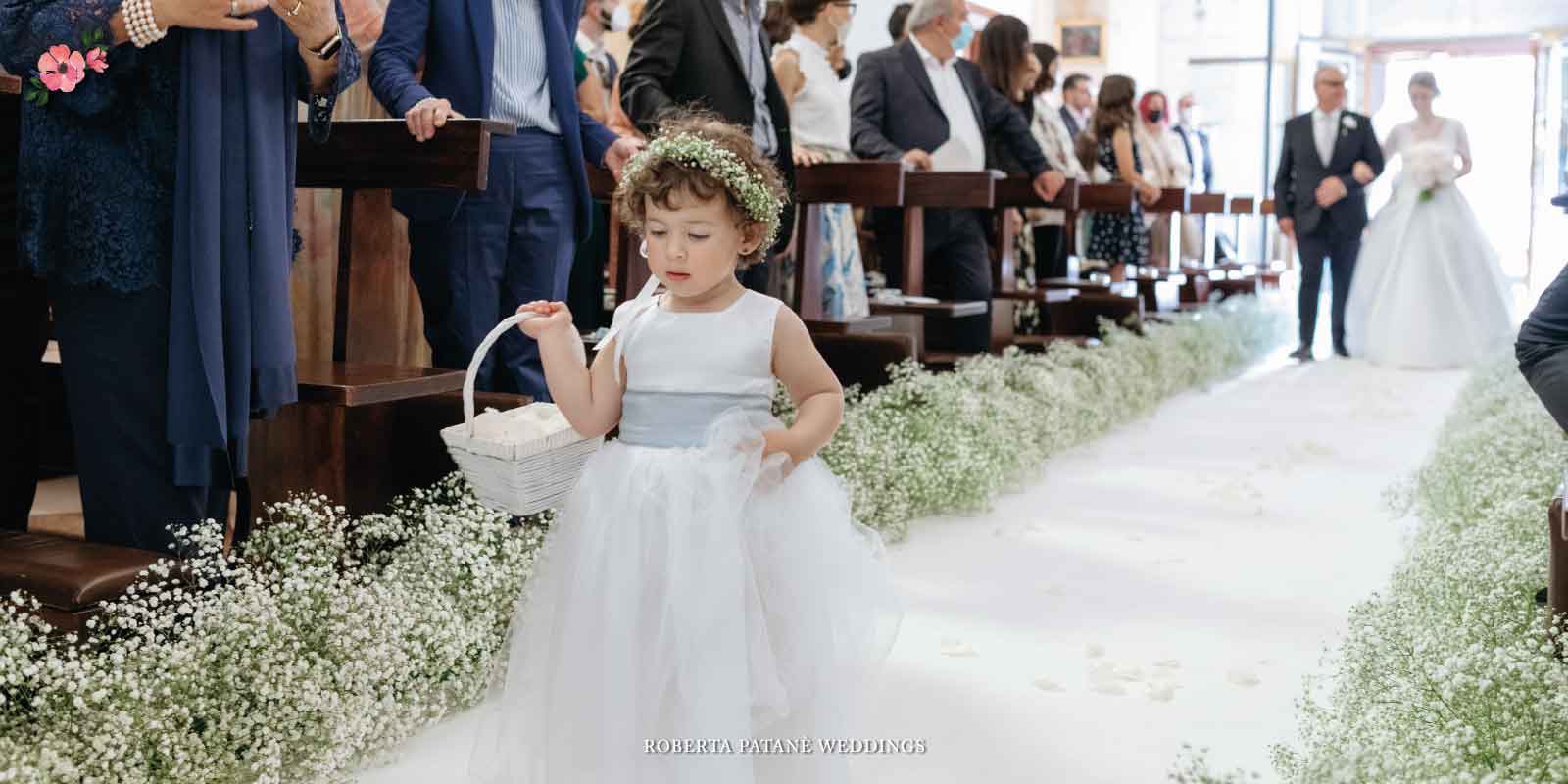 Damigelle e paggetti: bimba lancia petali Damigelle e paggetti al matrimonio: bimba lancia petali lungo la navata