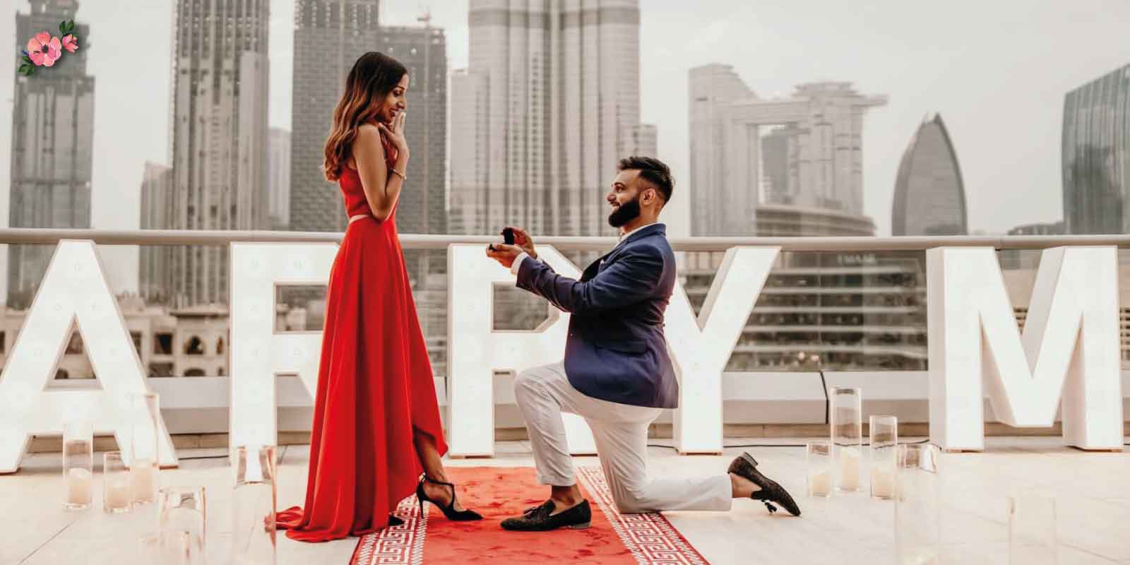 Proposte-di-matrimonio-a-sorpresa_Matrimoni-con-laccento Sposo in ginocchio con l'anello per la proposta di matrimonio