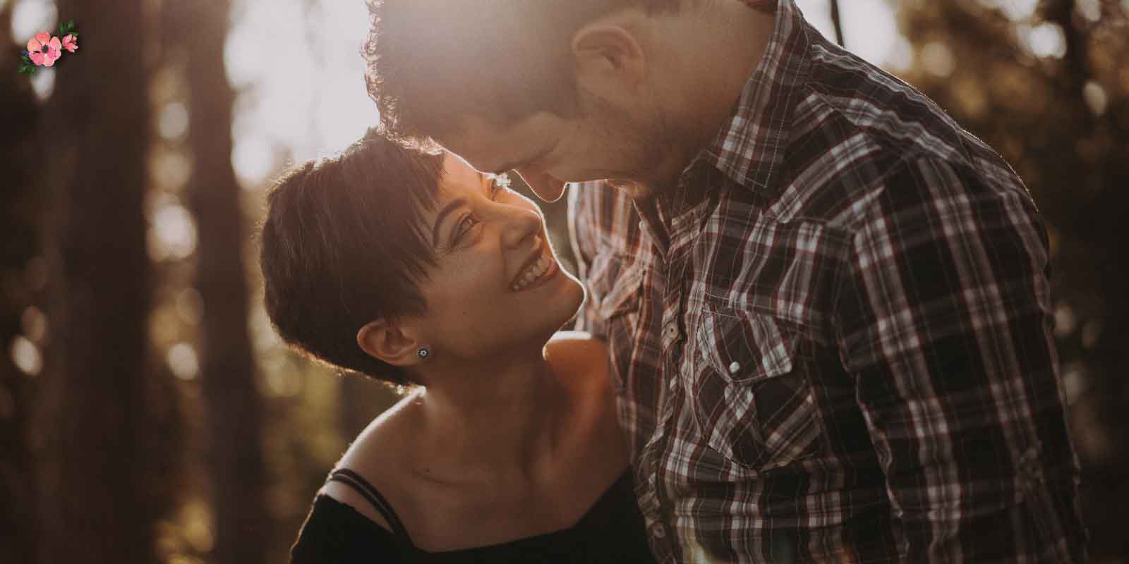 Servizio-prematrimoniale_Matrimoni-con-laccento sposi che si guardano negli occhi nel bosco al tramonto