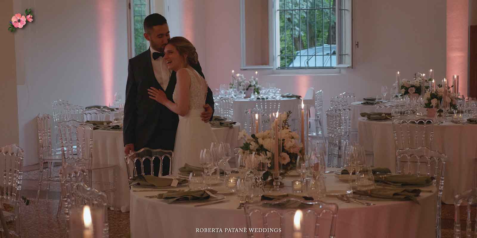 sposi abbracciati nella sala ristorante