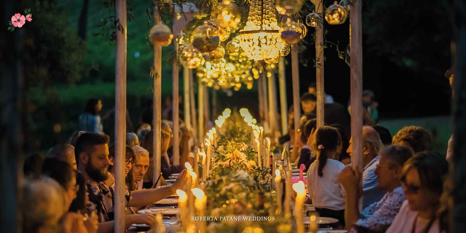 Schema-tavolo-imperiale-Roberta-Patane-Weddings tavolo imperiale nel bosco e ospiti seduti per un matrimonio