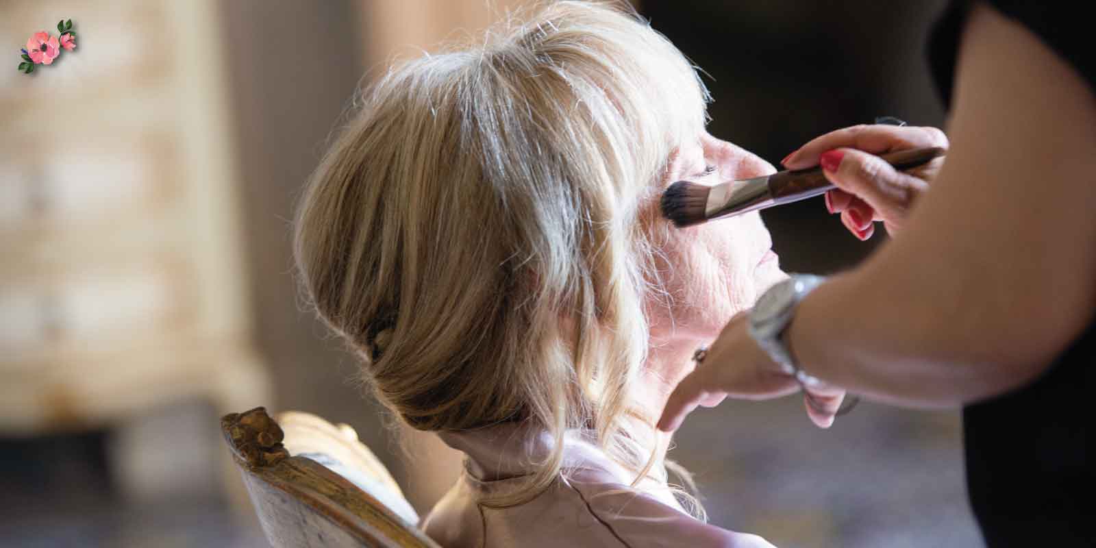 trucco mamma sposa – Matrimoni con laccento mamma della sposa mentre si fa truccare da una makeup artist