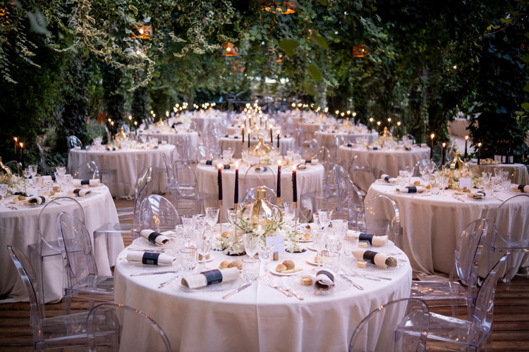 Fiori Matrimonio 2023: i centrotavola si arricchiscono di complementi d'arredo originali