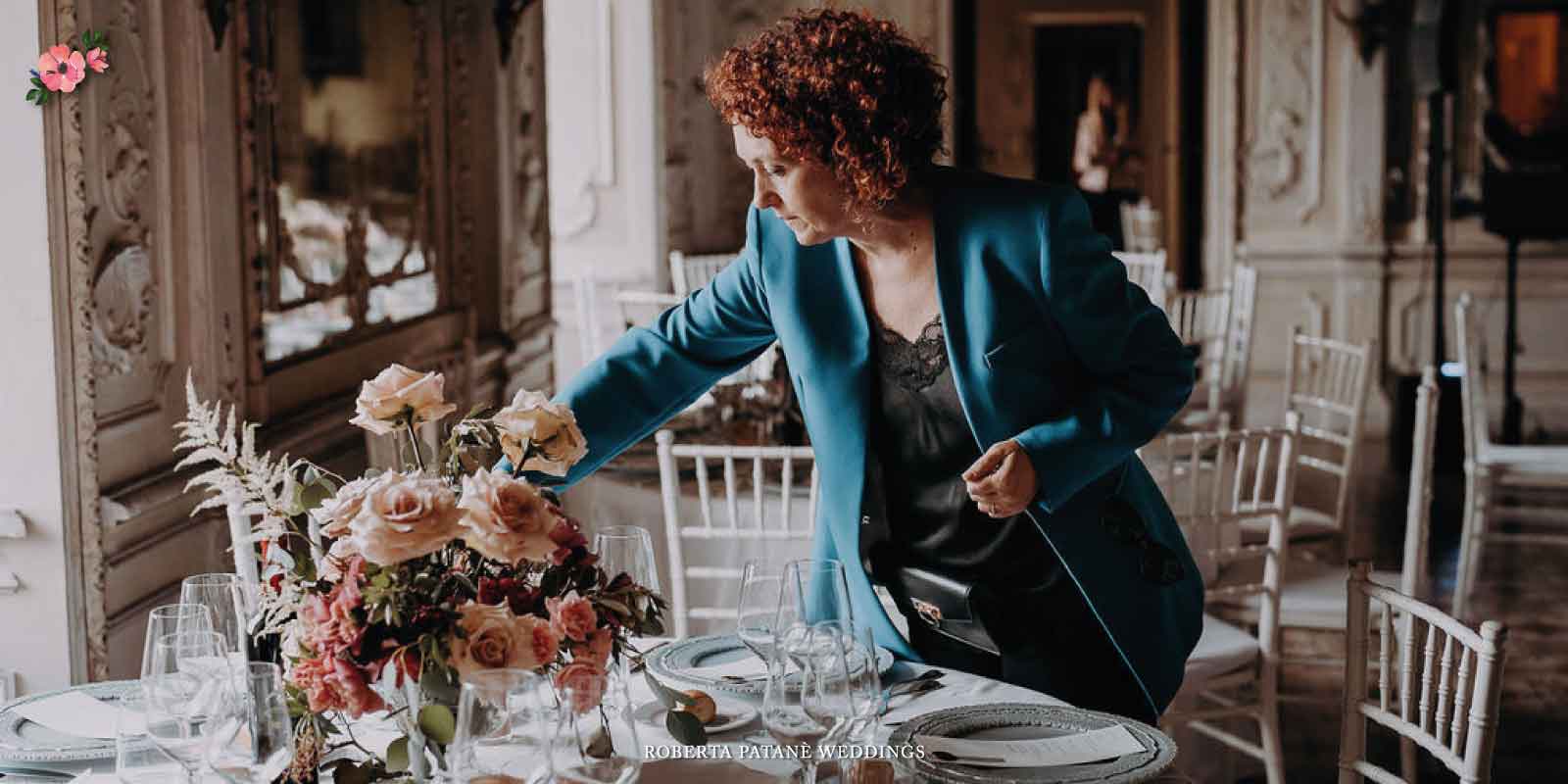 Roberta Patanè che controlla la mise en place di un suo Matrimonio con l'Accento