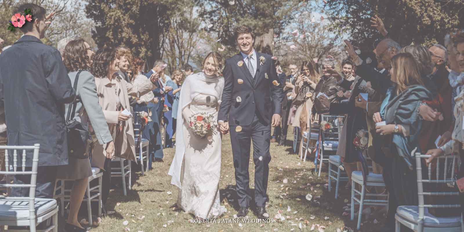 Matrimonio-allaperto_Roberta-Patane Matrimonio all'aperto e gli sposi che percorrono la navata mentre gli ospiti lanciano riso e petali