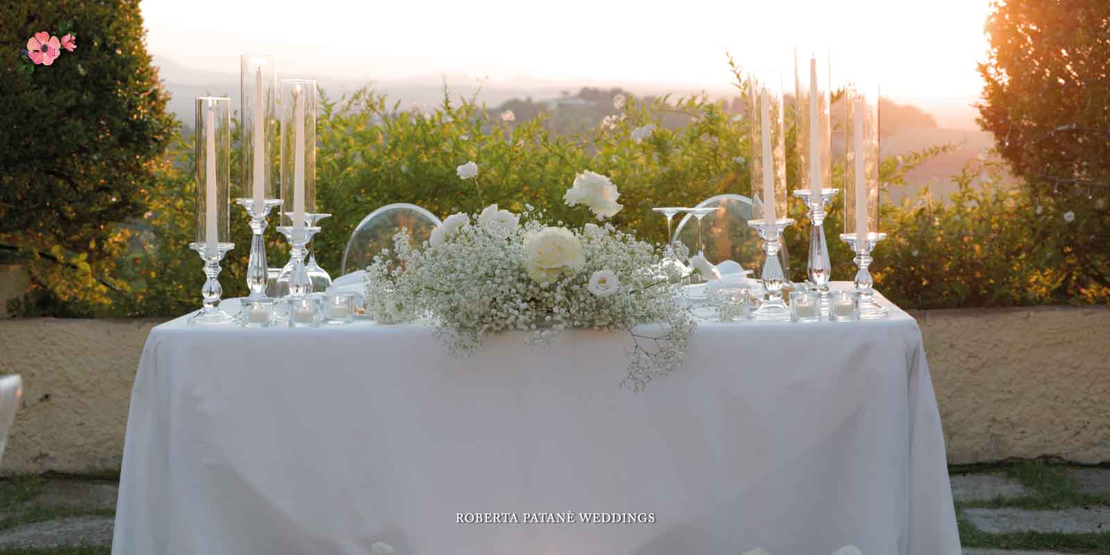 Matrimonio-total-white_©Roberta-Patane-Weddings Tavolo degli sposi al tramonto allestito in total white