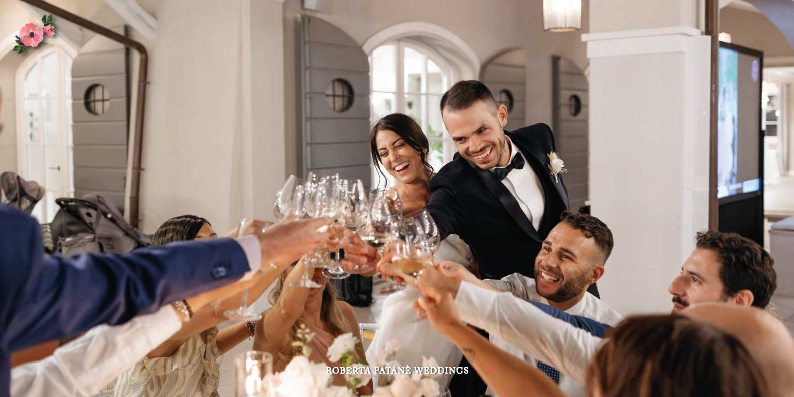 Sposi che brindano con i loro ospiti durante il ricevimento di matrimonio