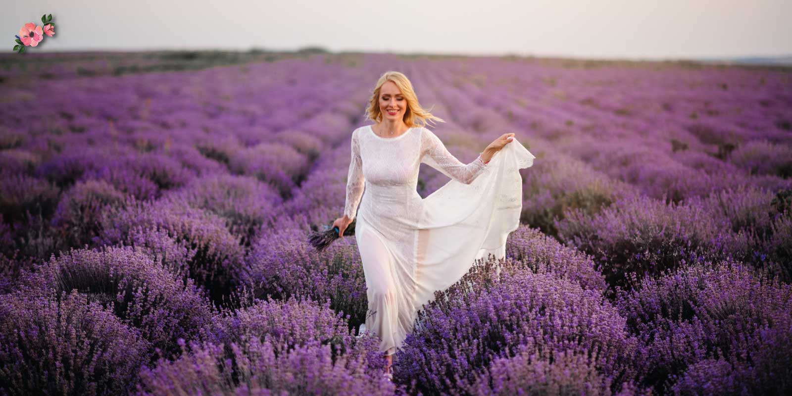 5-errori-evitare-per-essere-felici_MclA Sposa felice che cammina in un campo di lavanda