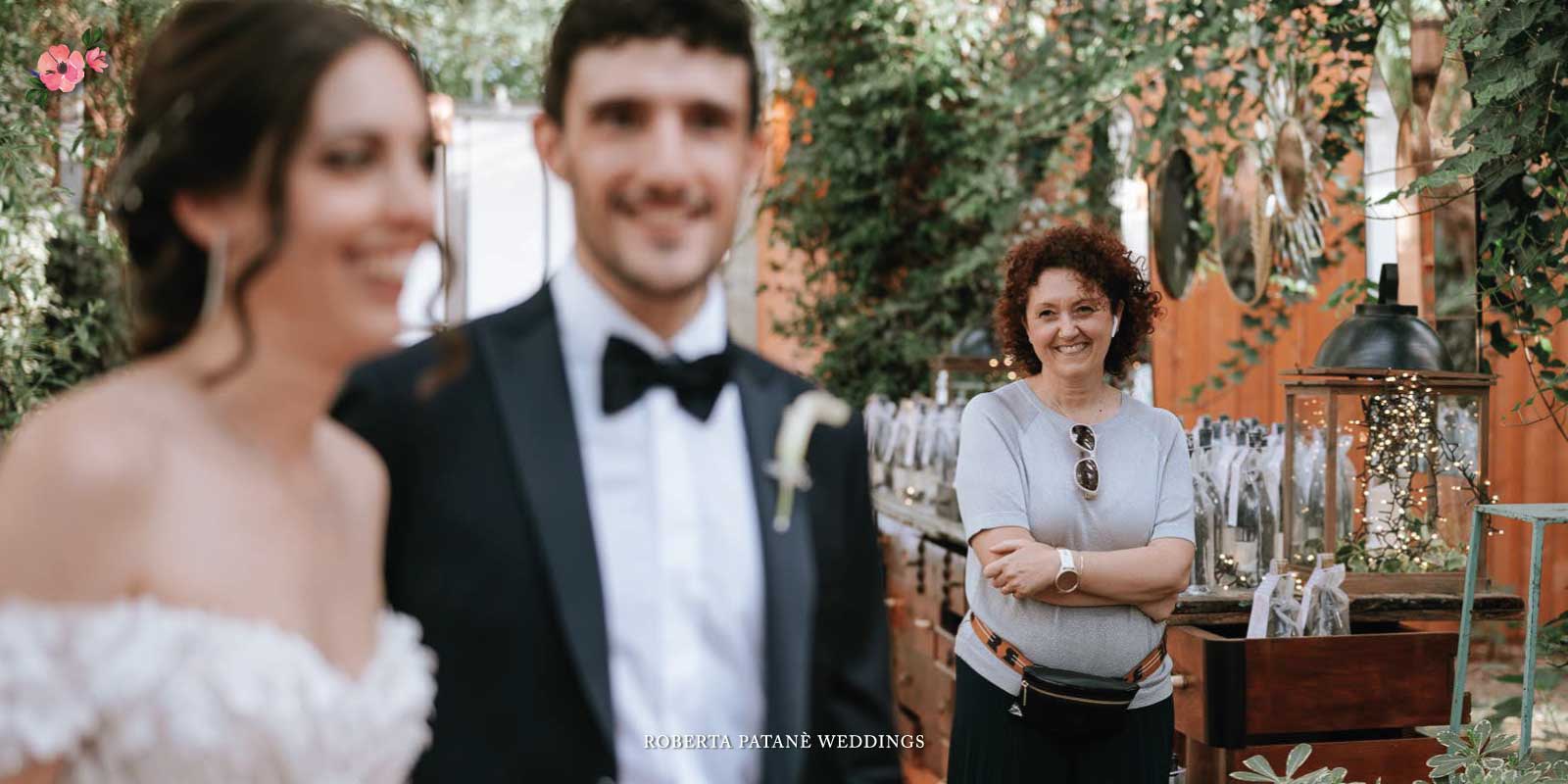Bomboniere-solidali_roberta-patane-weddings Sposi e wedding planner davanti al tavolo delle bomboniere solidali